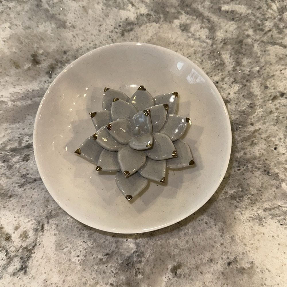 ✨ Ceramic Lotus Jewelry Dish – 4.25” Diameter